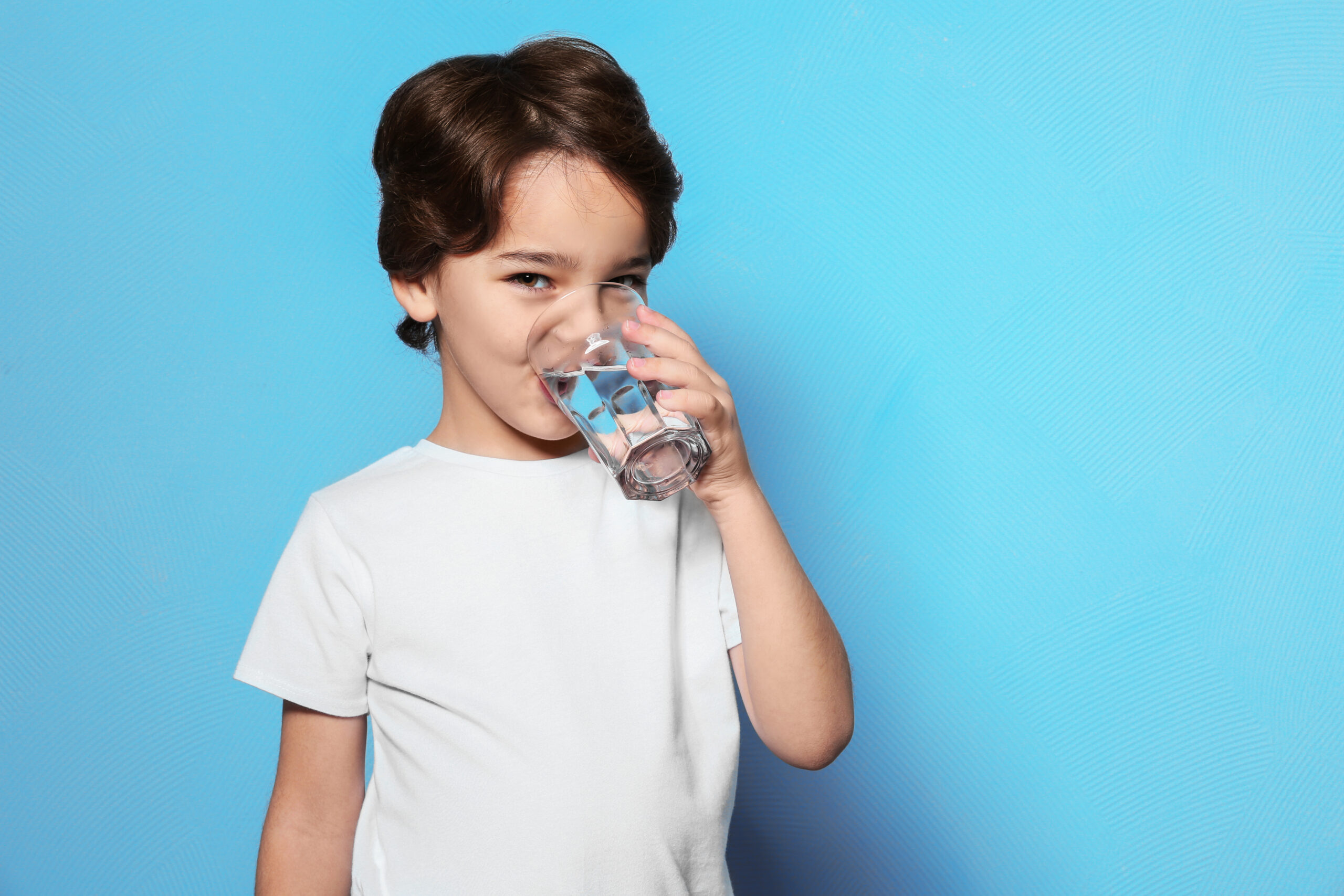 Игра пей воду. Ребенок пьет воду. Мальчик пьет воду. Питье воды для детей. Жажда у детей.