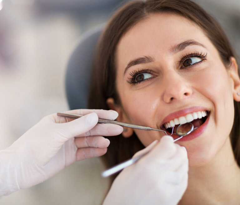 Woman,Having,Teeth,Examined,At,Dentists