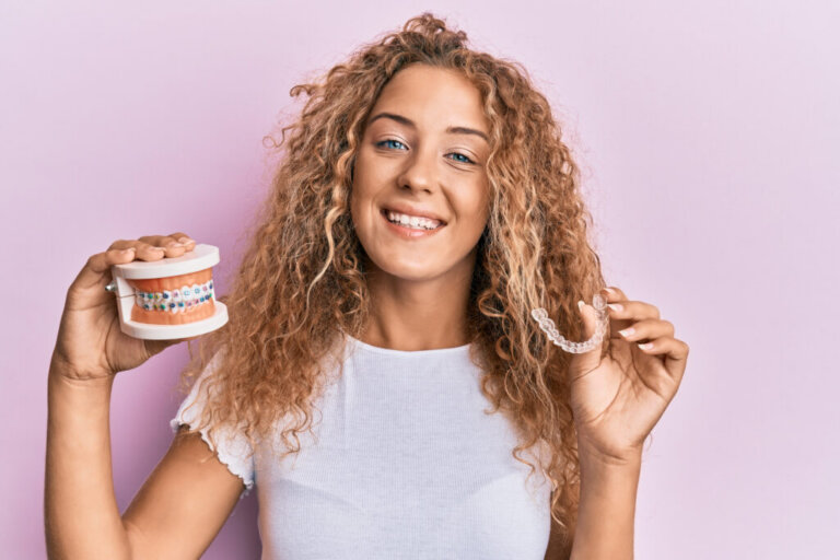 Beautiful,Caucasian,Teenager,Girl,Holding,Invisible,Aligner,Orthodontic,And,Braces