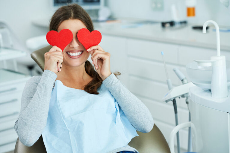 Attractive,Adult,Woman,In,Dentist,Office,With,Hearts