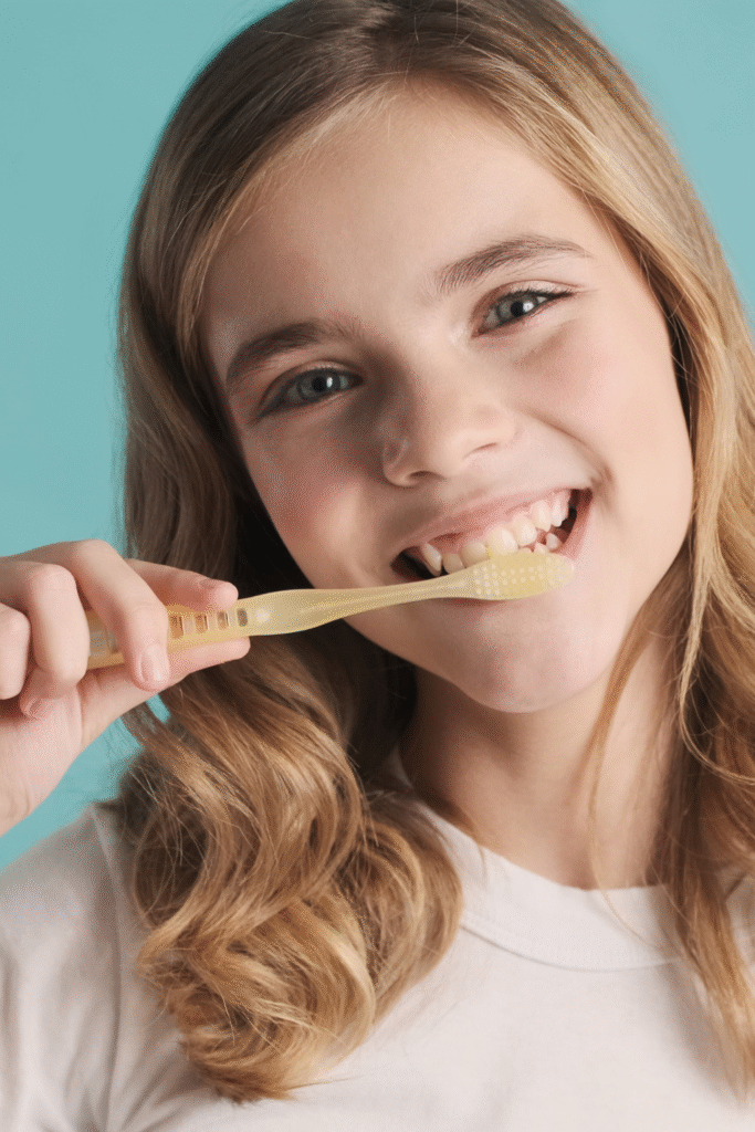 Ребенок чистит зубы - профилактика черного налета Пристли у детей