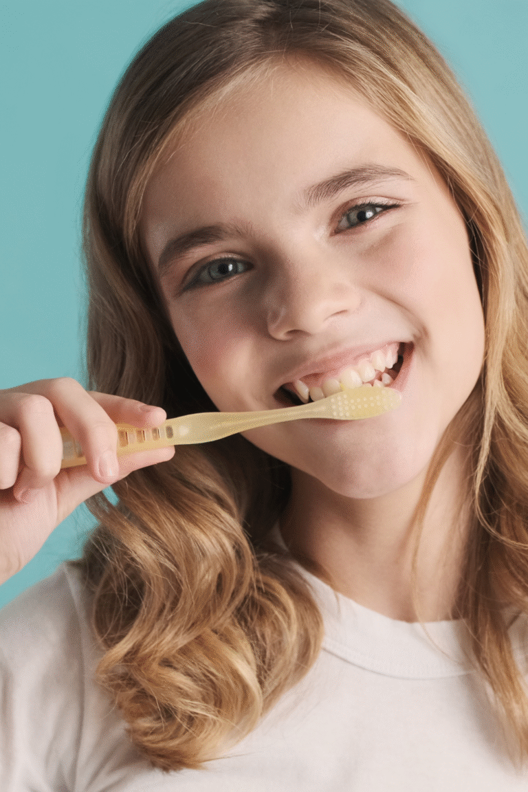 Ребенок чистит зубы - профилактика черного налета Пристли у детей