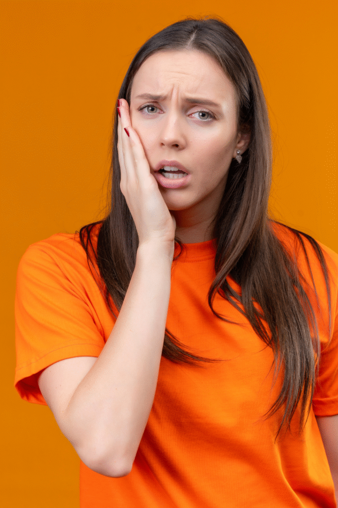 Noor naine hoyau põske valu tõttu-hambavalu sümptomid Tallinnas